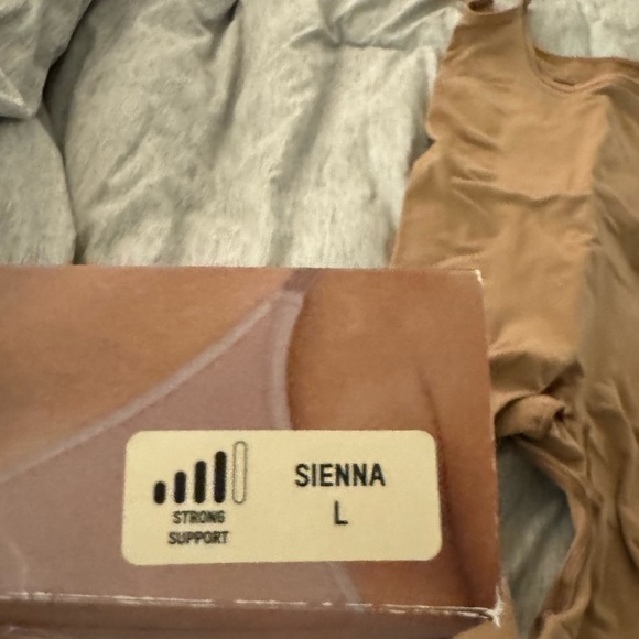 Skims Seamless Sculpting OPEN BUST THONG BODYSUIT - Picture 3 of 6